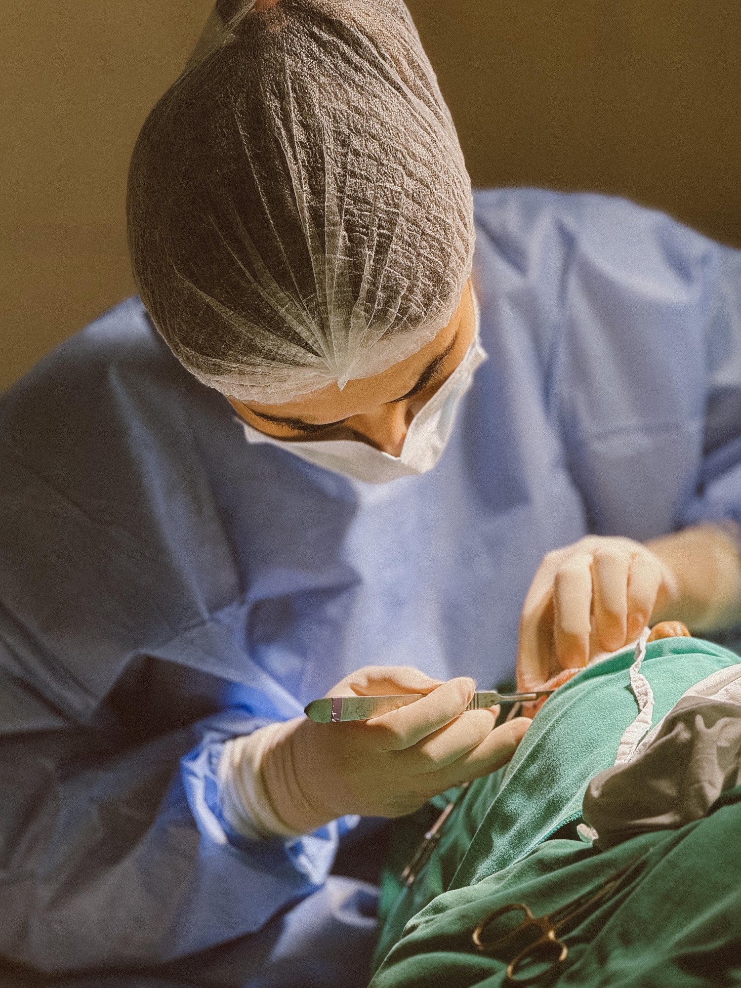 Dra. Samille em cirurgia de pálpebra